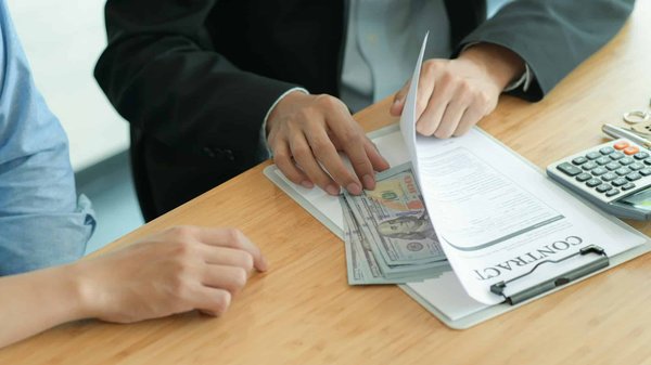 Quels sont les avantages et les défis d'implémenter un programme de rémunération basée sur la performance pour les employés de vente?